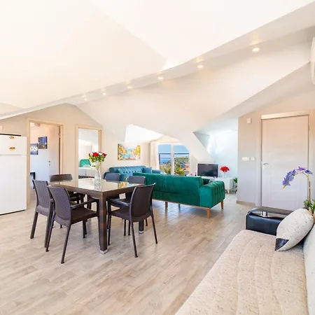 Stunning In With Seaview And Pool Apartmán