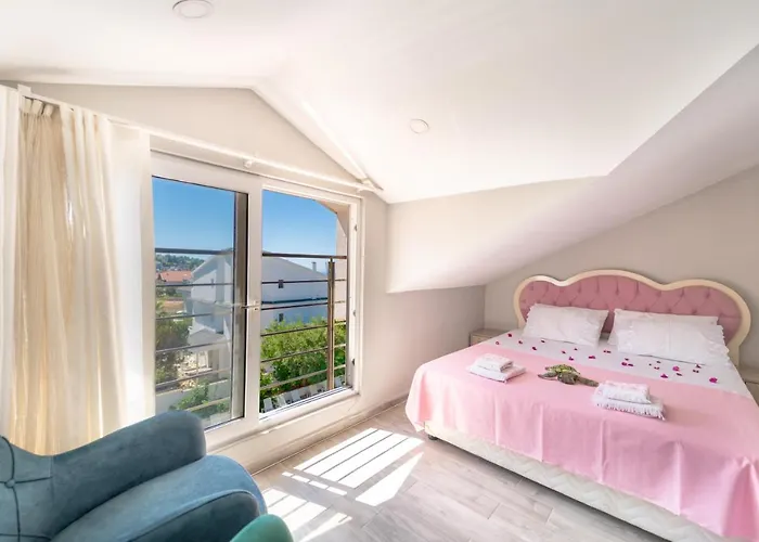 Stunning In With Seaview And Pool דירה *