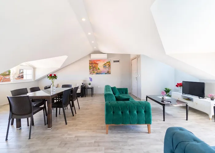 Stunning In With Seaview And Pool אולודניץ