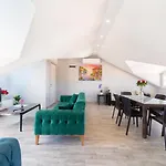 Stunning In With Seaview And Pool アパート