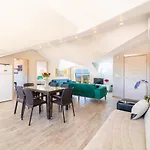 Stunning In With Seaview And Pool דירה